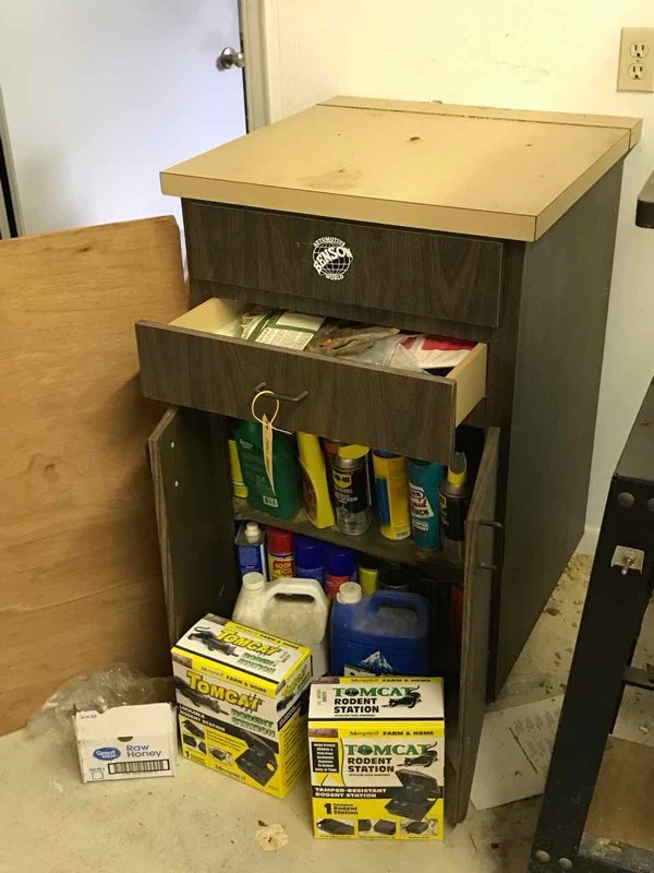 lot 260 image: Cabinet with cleaning supplies, lubricants, oils, etc.