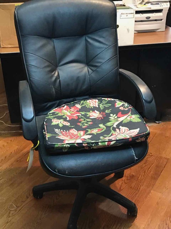 lot 366 image: Black office chair