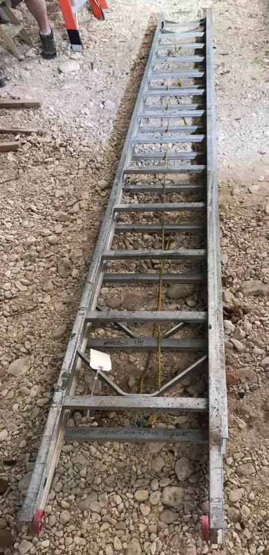 lot 511 image: Aluminum Extension Ladder, 30 ft