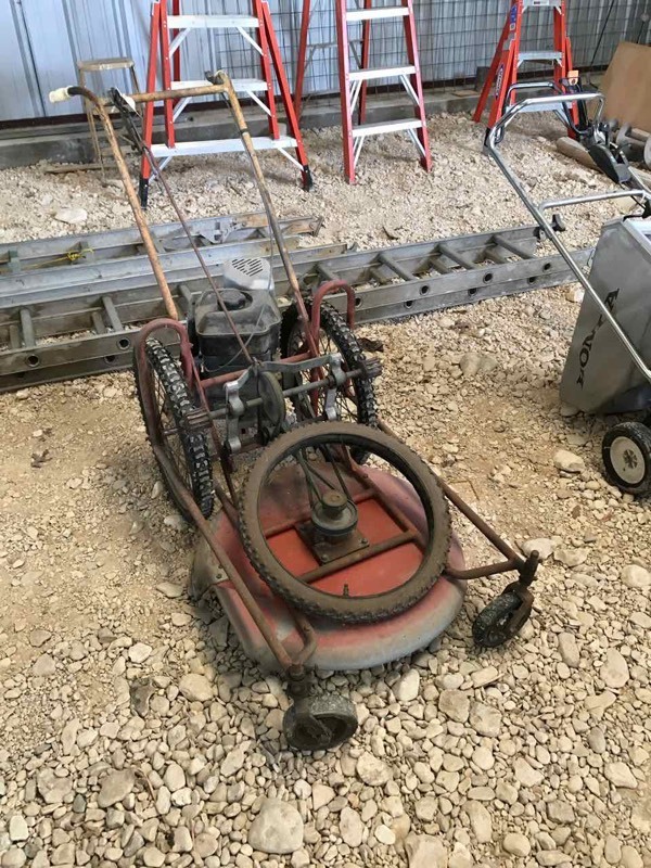 lot 515 image: Big Wheel Mower, self propelled, Brigs & Stratton 6.5 hp