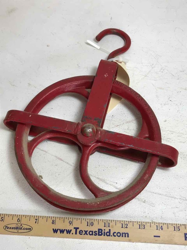 lot 554 image: Well Pulley