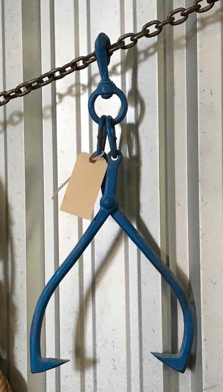 lot 557 image: Tongs with chain hook