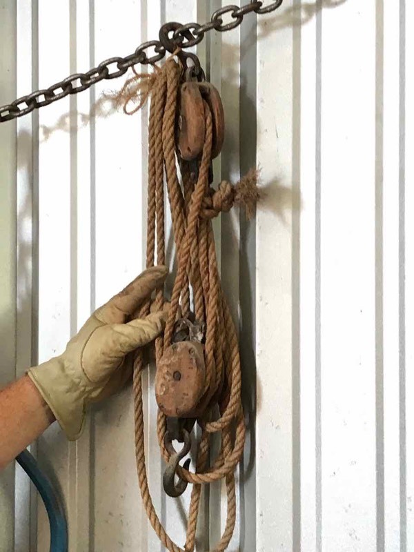 lot 558 image: Wooden Rope Block and Tackle