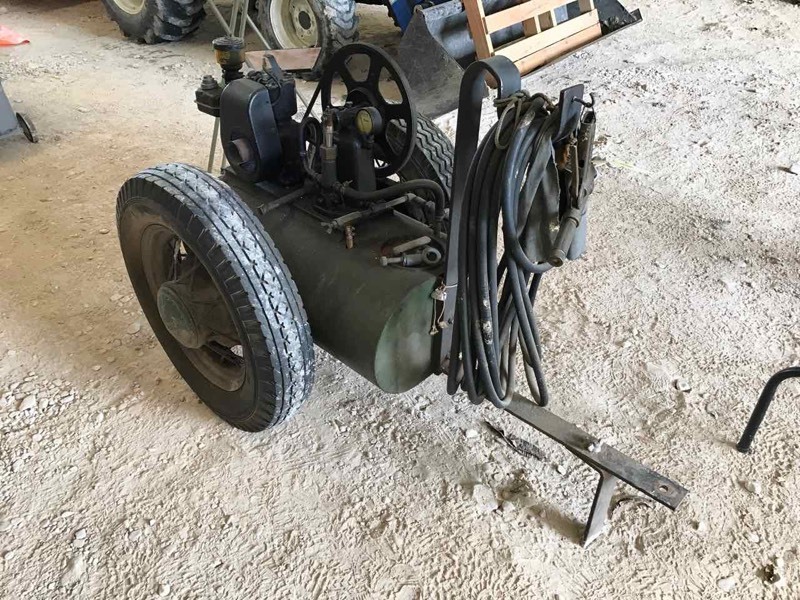 lot 572 image: Vintage Montgomery Ward Power Sprayer with Briggs & Stratton gas engine, Hanson spray nozzle