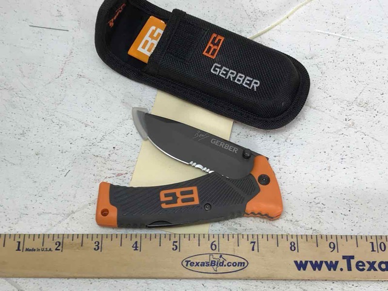 lot 590 image: Knife Gerber folding knife (looks new)