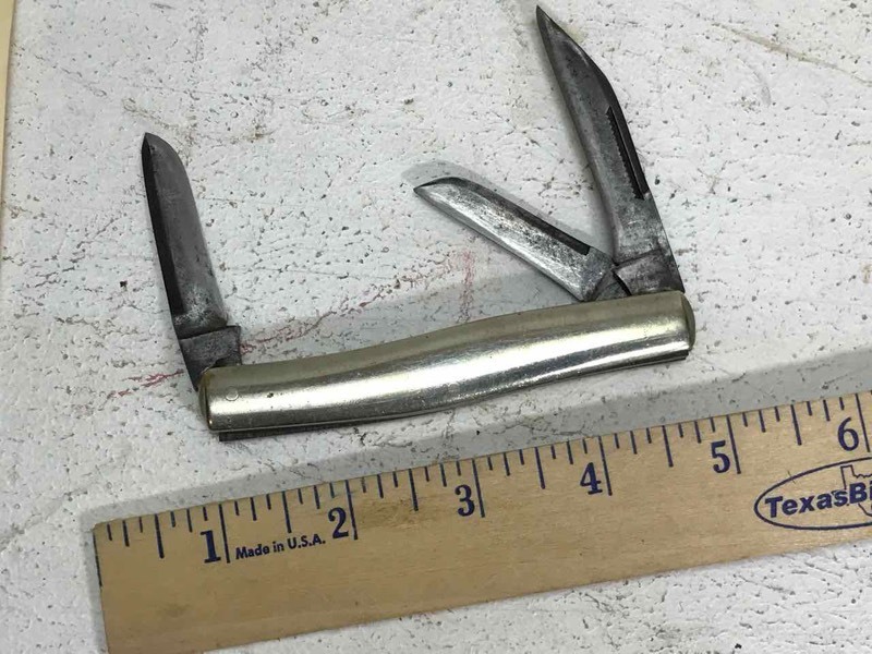 lot 596 image: Knife Remington folding three blade vintage pocket knife