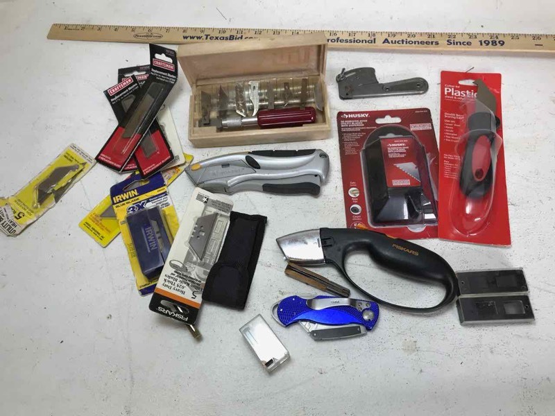 lot 605 image: Knives Exacto and Box Cutters and Blades