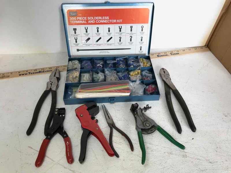 lot 619 image: Electrician Pliers, Terminal set