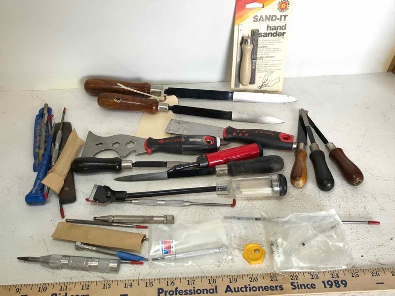 lot 622 image: Box of Scrapers