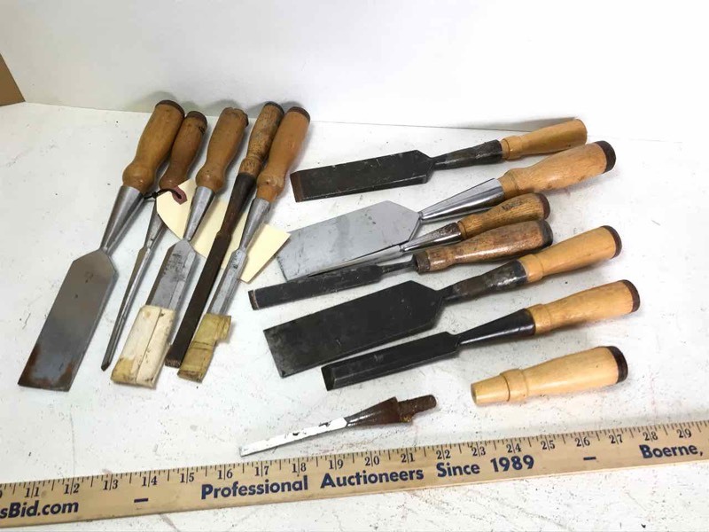 lot 633 image: Craftsman Wood Chisels (12)