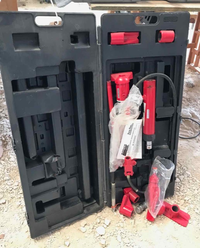lot 669 image: Banner Body Repair Porta-Power