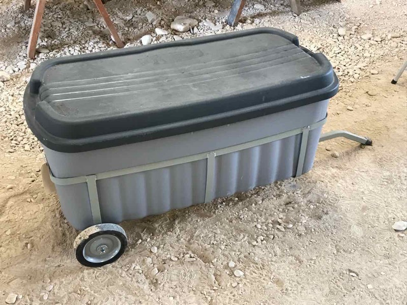 lot 685 image: Tub on wheels (tub is cracked), plus assorted rope