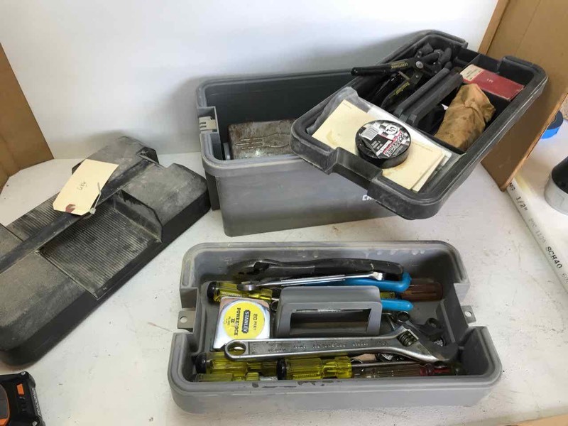 lot 686 image: Craftsman Toolbox with assorted tools