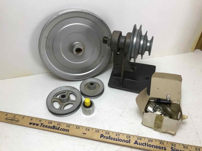 lot 723 image: Pulley Stand