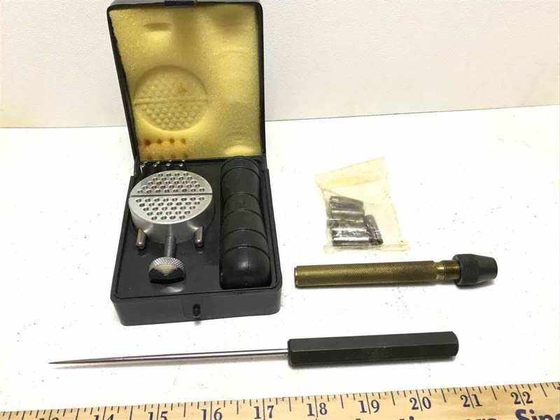 lot 733 image: Universal Clamp and Pick