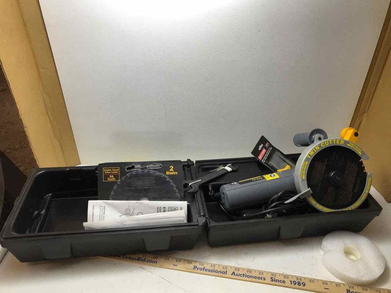 lot 775 image: Craftsman Professional Twin Cutter Saw, 7.8 Amp, extra blades and case