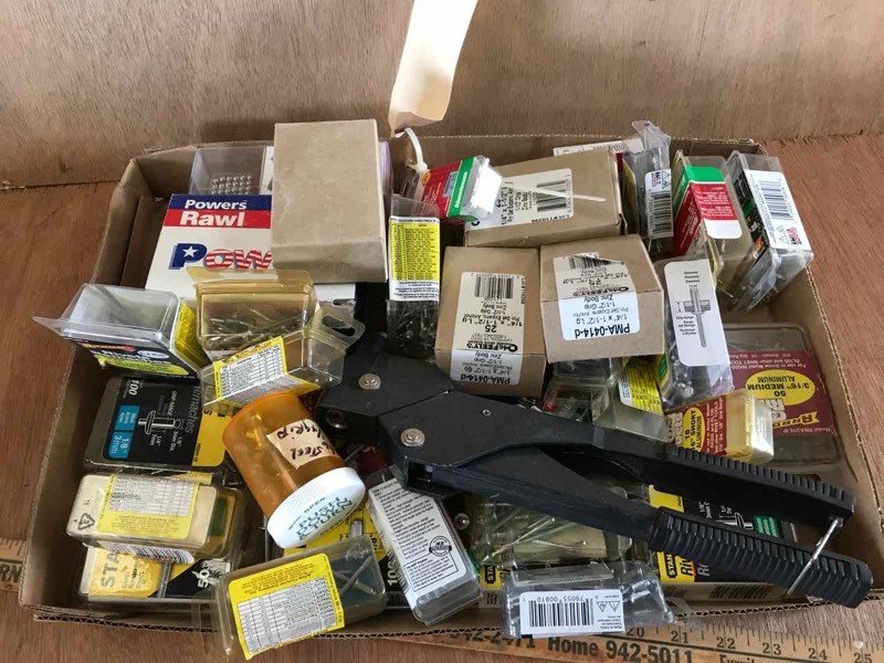 lot 780 image: Pop Rivet Gun and assorted pop rivets