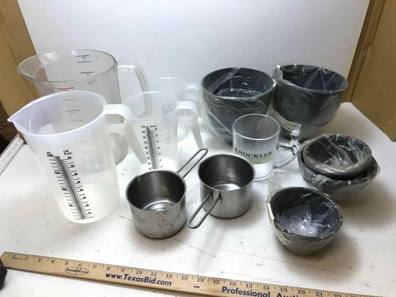 lot 799 image: Measuring Vessels