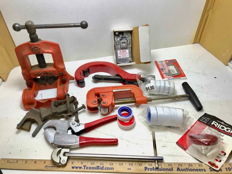 lot 801 image: Pipe Vise, Cutoff tool, Pipe Cutter, Deburring Tool, etc