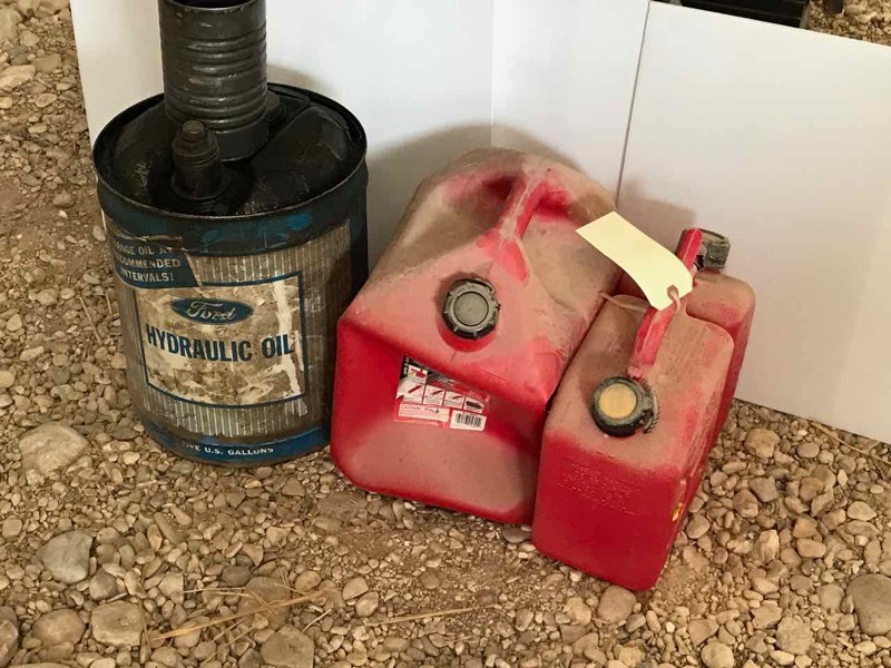lot 827 image: Plastic Gas Cans (5 gal), (1.5 Gal two cycle mix can), metal hydraulic oil can