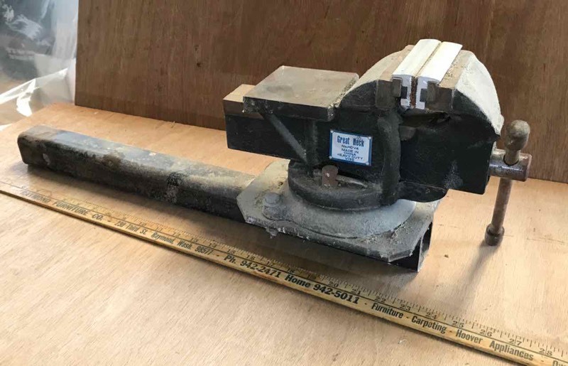 lot 857 image: Receiver Hitch Vise, great neck, 4 in jaws