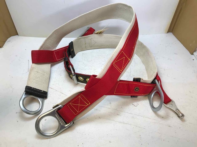 lot 865 image: Weaver HarnessBelt, Model 1005 LG, (redwhite)