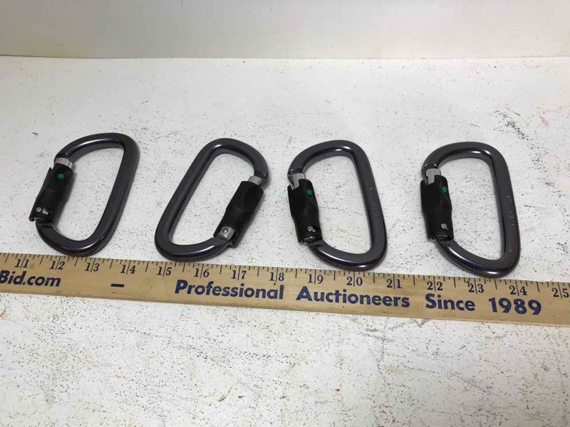lot 897 image: Petzl AM-D Carabiners, 28kn, (4)