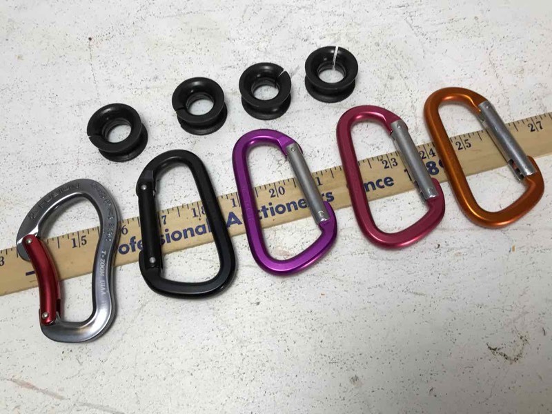 lot 899 image: Assorted Non-Locking Carabiners with eyelet makers, (5)