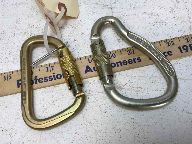 lot 901 image: Auto Locking Steel Carabiners, 50kn, (2)