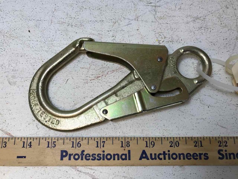lot 924 image: 5M Auto Locking Hook (large)