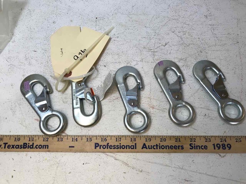 lot 926 image: Bag of assorted locking hooks (5)