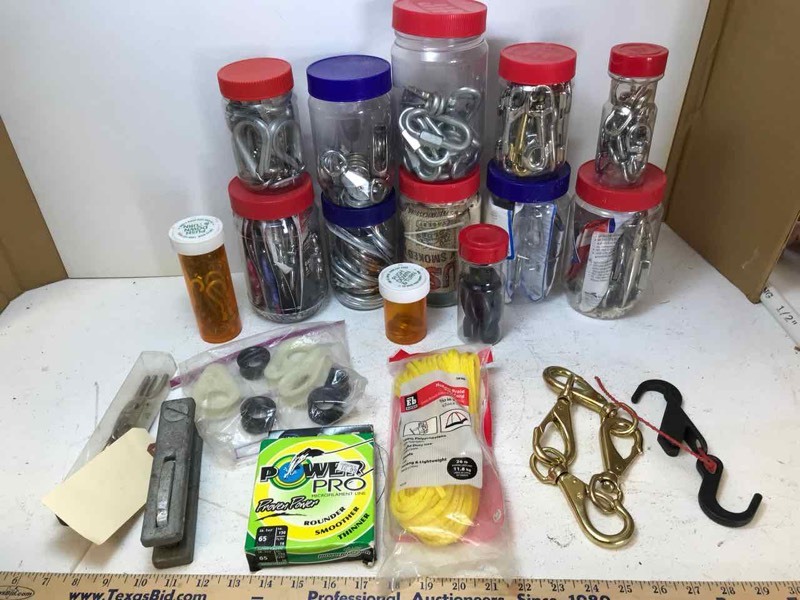 lot 930 image: Tub full of chain links, snap hooks, snap rings, steel rings, etc