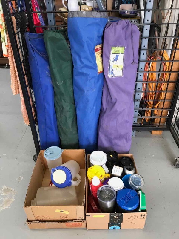 lot 88 image: (4) Portable Chairs & Plastic Drink Containers