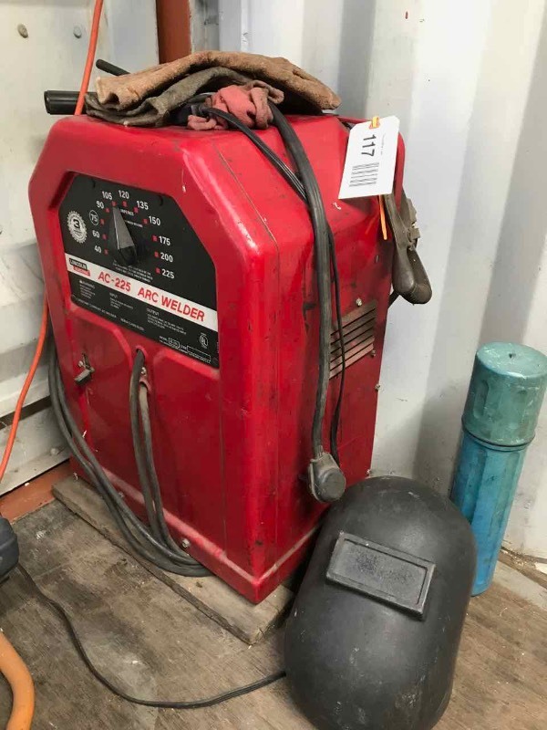 lot 117 image: Welder Lincoln Electric AC-225 Arc, 220 volts
