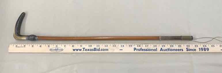 lot 32 image: Antique Pointer Carved Horn Handle, J-H Hallmark