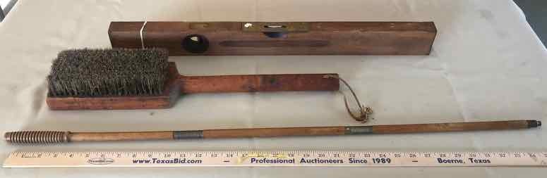 lot 264 image: Antique Stanley Level No.3, Large Brush, Rifle Rod