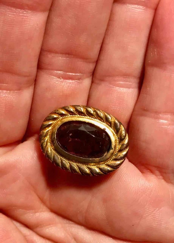 lot 306 image: Hat Pin Oval Face with Purple Stone surrounded by rope design metal