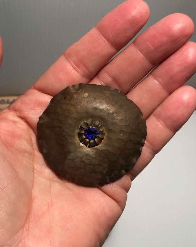 lot 324 image: Hat Pin Art Nouveau Styled Lily Pad Shaped Hammered Metal with Vivid Blue Center Stone