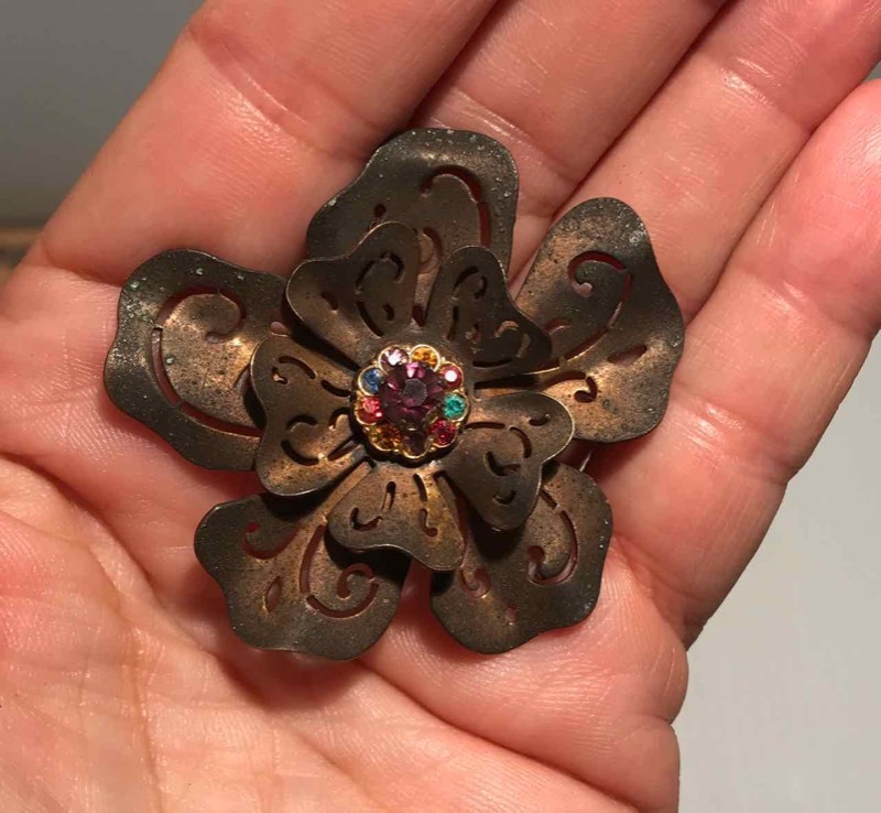 lot 328 image: Hat Pin Single Flower