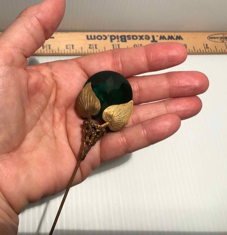 lot 335 image: Hat Pin Round Green Stone with Leaves