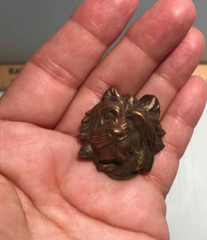 lot 342 image: Hat Pin Pressed Metal, Dog