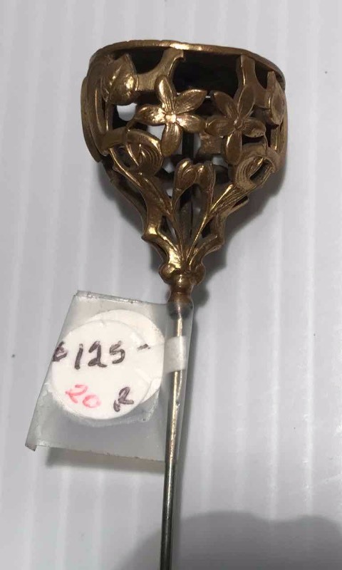 lot 346 image: Hat Pin Early, flowers, engraved L