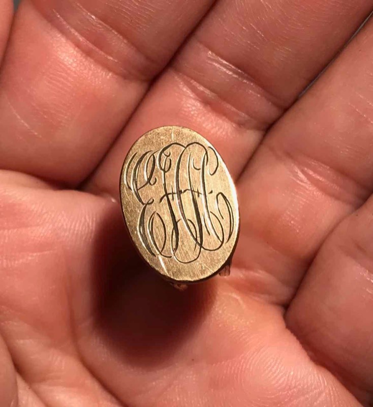 lot 350 image: Hat Pin Gold In Color, Engraved