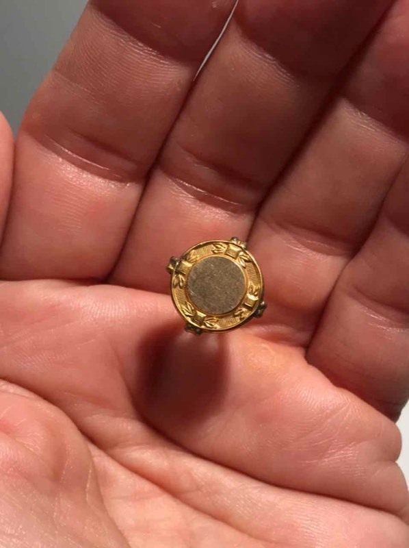 lot 352 image: Hat Pin Gold In Color, Little Round Face for Monogram (blank)