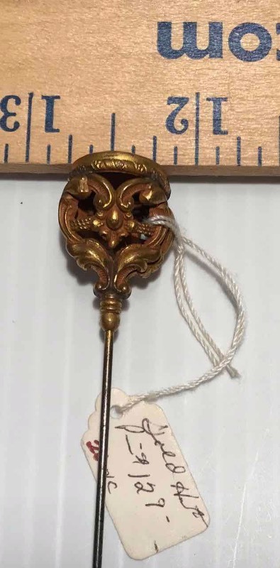 lot 355 image: Hat Pin Early, Gold in color, for monogram (blank)