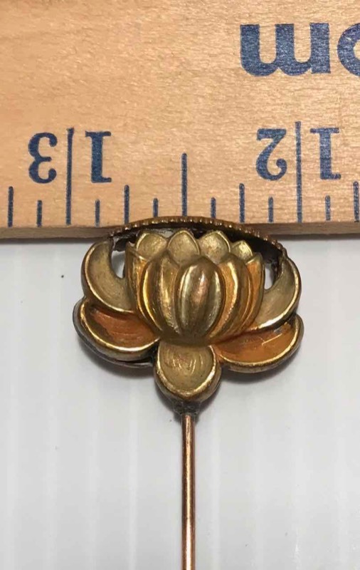 lot 356 image: Hat Pin Early, Side Flowers, Engraved Face