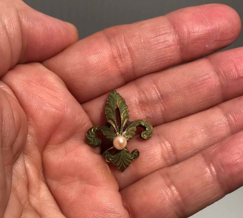 lot 365 image: Hat Pin Fleur de Lis (Pearl)