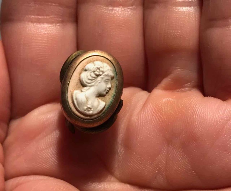 lot 369 image: Hat Pin Cameo