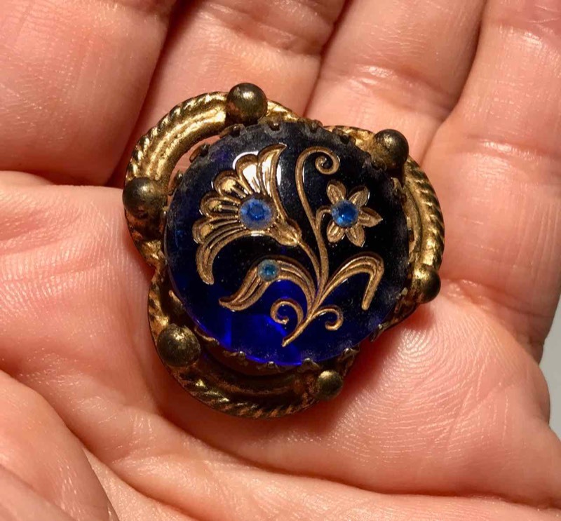 lot 374 image: Hat Pin Etched Cobalt Glass with Gold Detailed Image of a Flower