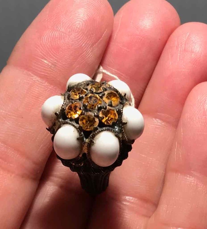 lot 392 image: Hat Pin Vintage, GoldAmber Colored Rhinestones surrounded by white beadsstones
